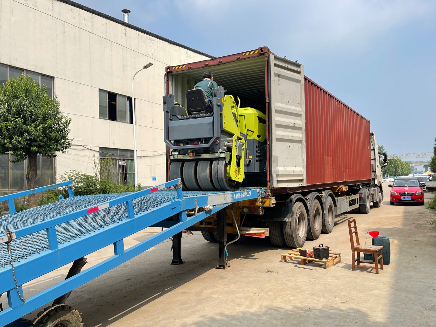 發(fā)往俄羅斯圣彼得堡20臺(tái)思拓瑞克雙鋼輪、鋼膠壓路機(jī)裝柜進(jìn)行時(shí)···