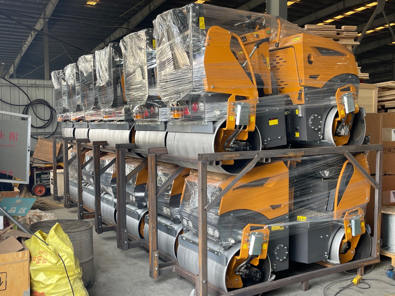 發(fā)往俄羅斯圣彼得堡20臺(tái)思拓瑞克雙鋼輪、鋼膠壓路機(jī)裝柜進(jìn)行時(shí)···